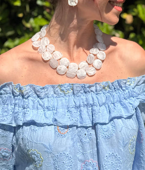 robe broderie anglaise bleu ciel manches élastiquées et poches,  décolleté bardot, mode estivale, marque Johanna Paris