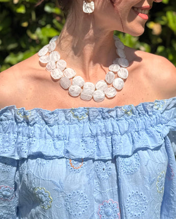 robe broderie anglaise bleu ciel manches élastiquées et poches,  décolleté bardot, mode estivale, marque Johanna Paris