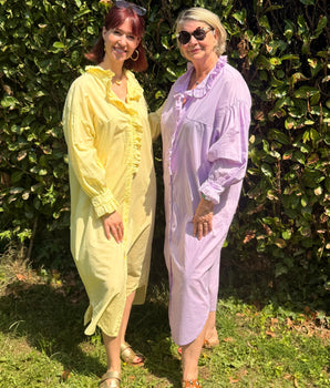 robe longue en voile de coton, parme avec volant au niveau du col et des boutons marque Johanna Paris taille unique 36/46