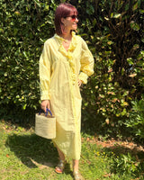 robe longue ultra légère parfaite pour cet été, à porter fermer ou ouverte sur un short. Coloris parme ou jaune, marque Johanna Paris