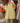 Femme portant une robe bandana grande taille jaune en coton léger avec col V et coupe fluide bohème chic