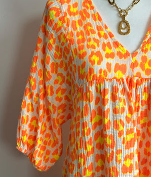 robe imprimé léopard orange fluo en gaze de coton, col V, marque Johanna Paris