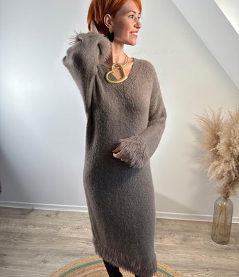 robe en lainage détails plumes aux poignets coloris taupe