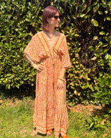 robe d'été légère et fluide col V coloris orange et jaune en soie