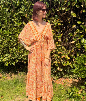 robe d'été légère et fluide col V coloris orange et jaune en soie