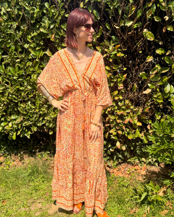 robe d'été légère et fluide col V coloris orange et jaune en soie