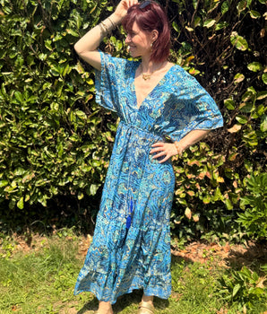 robe longue en soie parfaite pour cet été fluide et légère coloris bleu turquoise taille unique jusqu'à 44