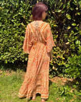 robe en soie, décolleté dos et devant, liens pompons, idéale pour cette saison.