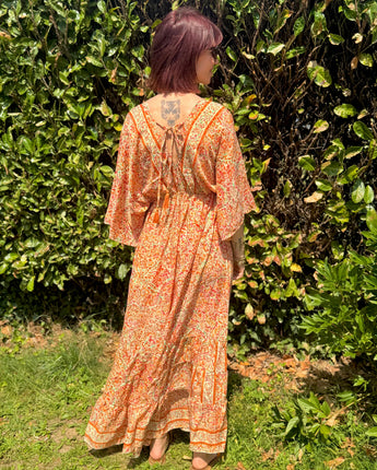 robe en soie, décolleté dos et devant, liens pompons, idéale pour cette saison.