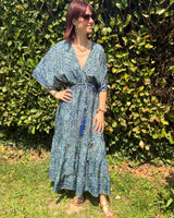 robe longue en soie bleue, idéale pour les vacances à la plage ou pour aller travailler 