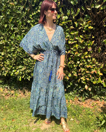 robe longue en soie bleue, idéale pour les vacances à la plage ou pour aller travailler 