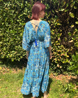robe longue bleu turquoise en soie, légère et fluide, parfaite pour mettre dans sa valise.