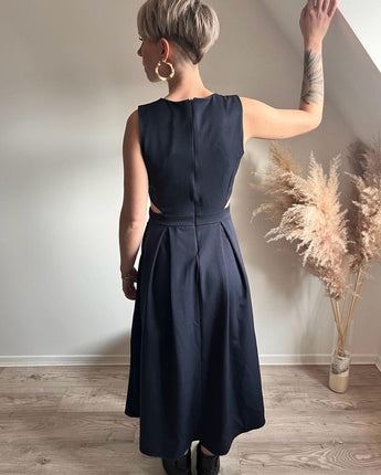  robe longue sans manches, col rond et découpes sur les côtés couleur noir