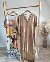 Robe longue bi colore, devant toute dorée et le dos visage de Frida, légère col V, pour grandes tailles.