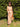 robe longue d'été imprimée tropicale, dos croisé et bretelles fines, coupe fluide bohème dans un jardin ensoleillé