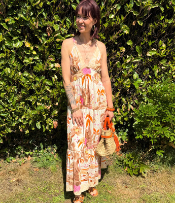 robe longue d'été imprimée tropicale, dos croisé et bretelles fines, coupe fluide bohème dans un jardin ensoleillé