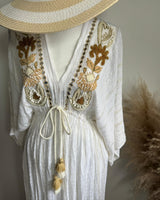 robe chic bohème blanche et dorée fluide et légère pour cet été