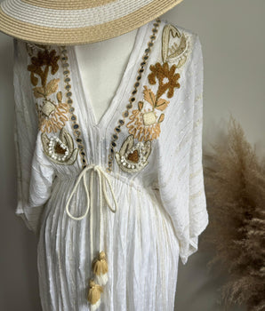 robe chic bohème blanche et dorée fluide et légère pour cet été