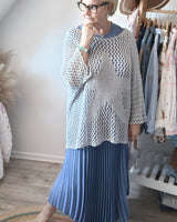 robe longue plissée bleue jean grande taille avec son pull ajouré étoile 