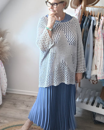robe longue plissée bleue jean grande taille avec son pull ajouré étoile 