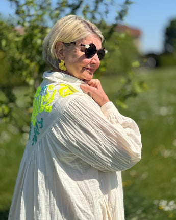 robe en gaze de coton, toute boutonnée détails pailletes dos fluos, disponible au showroom sur Faches Thumesnil, taille unique du 38/48