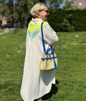 robe longue en gaze de coton écu à porter ouvert ou en robe, détails paillettes fluo dans le dos. Marque Gold and Silver