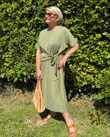 Robe mi-longue, noeud à nouer sur côté, légère en viscose, pour un look chic et décontracté.
