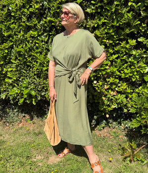 Robe mi-longue, noeud à nouer sur côté, légère en viscose, pour un look chic et décontracté.