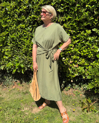 Robe mi-longue, noeud à nouer sur côté, légère en viscose, pour un look chic et décontracté.