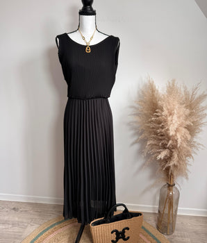 Robe spécial évenement à porter de différentes façons.
Robe avec deux plissés différents coloris noir ou fushia taille 34 au 42