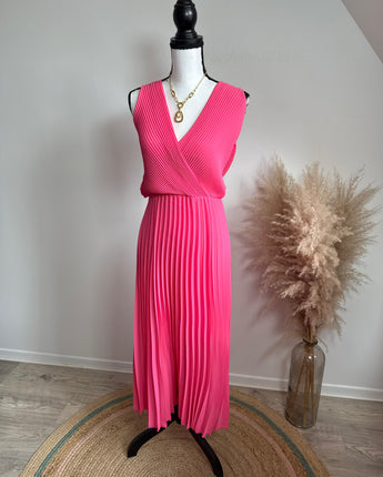 robe longue plissée légère pour occasions coloris noir ou fushia, idéale pour ce printemps-été, à porter avec une veste en jean.