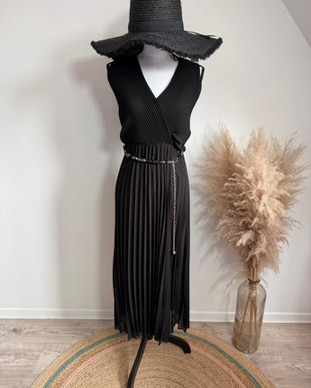 robe noir deux plissés différents, à porter avec ou sans ceinture, décolleté rond ou cache-cœur selon vos envies. Taille 34 au 42
