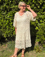robe chic en crochet grande taille couleur écru