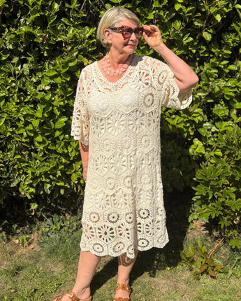 robe chic en crochet grande taille couleur écru