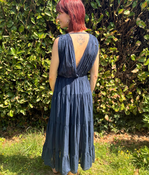 robe décolletée V dans le dos, en voile de coton marine ultra fluide et légère, doublée Johanna Paris
