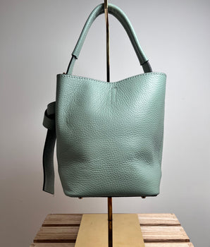 sac forme bourse en cuir avec bandoulière couleur céladon