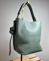 sac bourse en cuir couleur céladon avec bandoulière