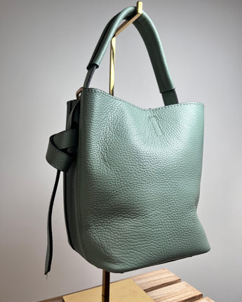 sac bourse en cuir couleur céladon avec bandoulière