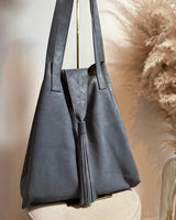 sac en cuir irisé bleu gris  avec pompon et pochette intérieur fabrication artisanale cadeau pour les fêtes