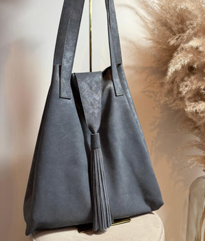 sac en cuir irisé bleu gris  avec pompon et pochette intérieur fabrication artisanale cadeau pour les fêtes