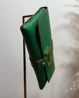 sac vert Gucci, façon pochette et sa chainette dorée