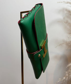 sac vert Gucci, façon pochette et sa chainette dorée