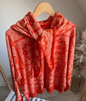 sweat orange et son foulard bandana Johanna Paris