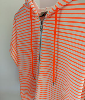 Sweat zippé rayé fluo orange sur fond blanc marque Johanna Paris