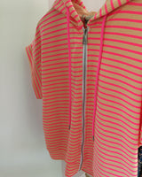 sweat rayé fluo rose sur un fond abricot, avec  zippe marque Johanna Paris