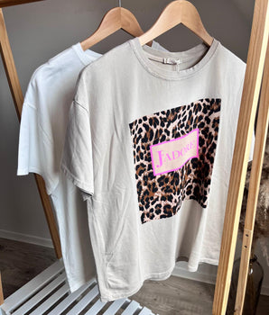 tee-shirt beige imprimé léopard avec mot J'adore