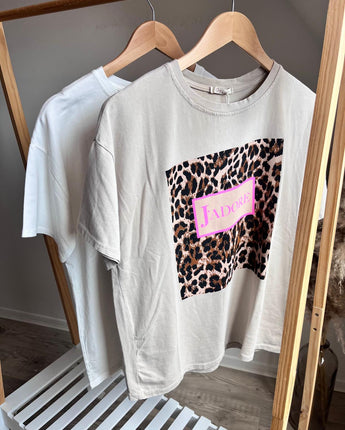 tee-shirt beige imprimé léopard avec mot J'adore