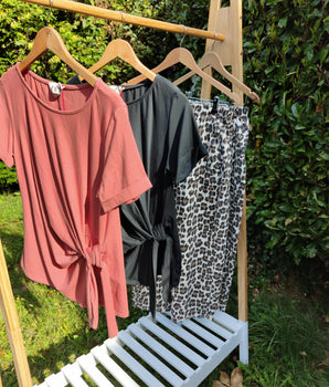 tee shirt avec noeud sur le côté, parfait avec un pantalon magique de chez Johanna Paris, boutique sur Lille