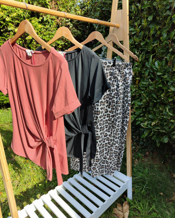 tee shirt avec noeud sur le côté, parfait avec un pantalon magique de chez Johanna Paris, boutique sur Lille