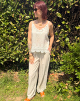 débardeur blanc fines bretelles,avec macramé dans le bas taille unique